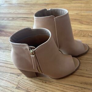 Qupid Tan Ankle Booties with Peep-Toe and Sleek Silhouette Sz 8